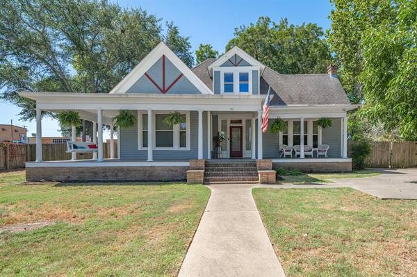 516 E College Street,  Athens,  TX 75751