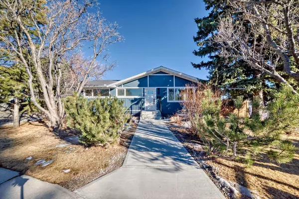 2 Grove Hill PL Southwest, Calgary, AB T3E 4G9