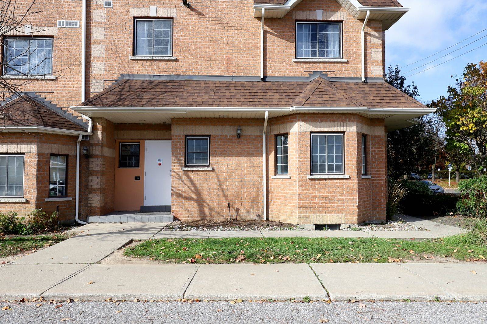 Mississauga, ON L5M 1J5,98 William ST #101