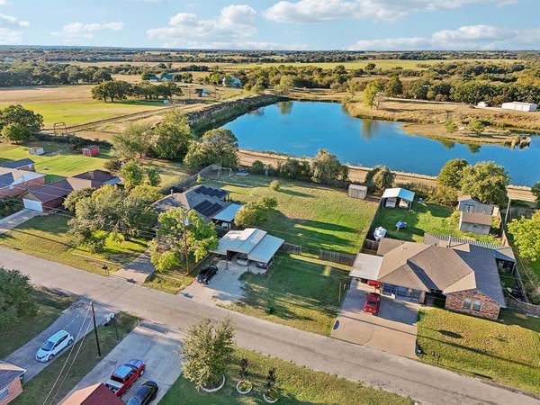 4025 Country Meadows Circle,  Granbury,  TX 76049