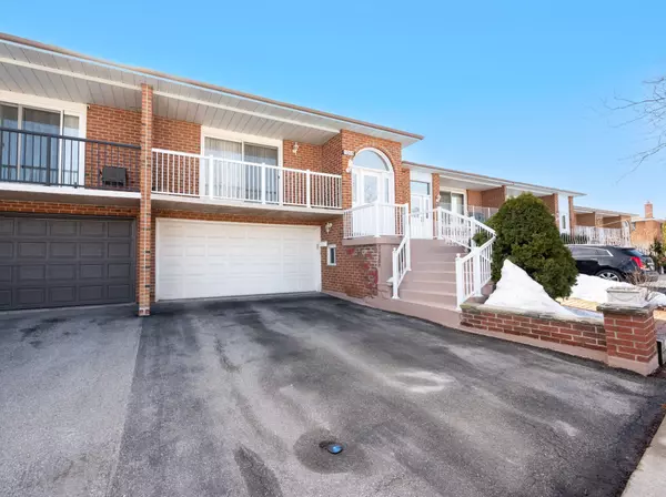 1010 Mannington LN, Mississauga, ON L4W 3Y1