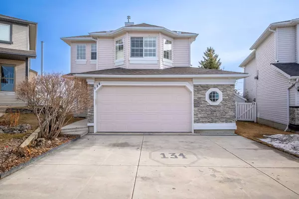 134 Tuscarora Close Northwest, Calgary, AB T3L 2E2