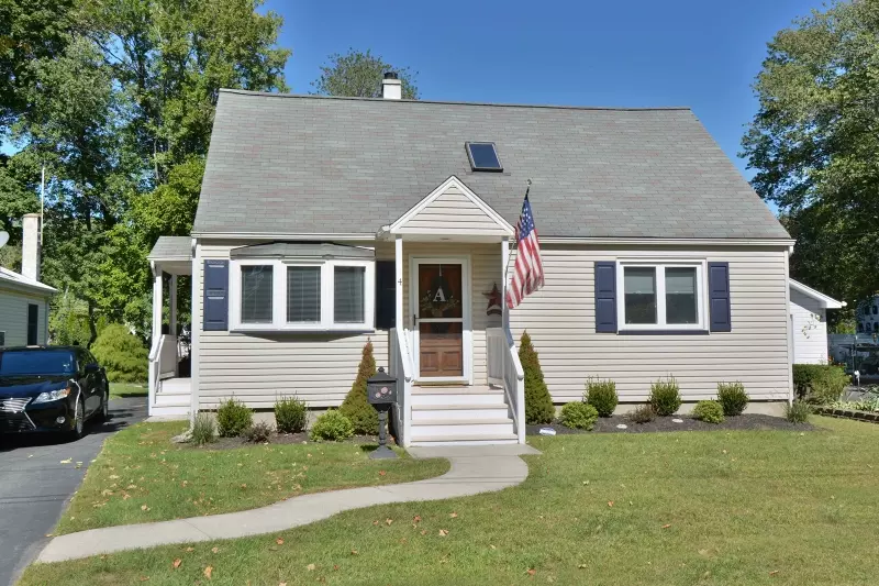 4 Elm St, Bloomingdale Boro, NJ 07403