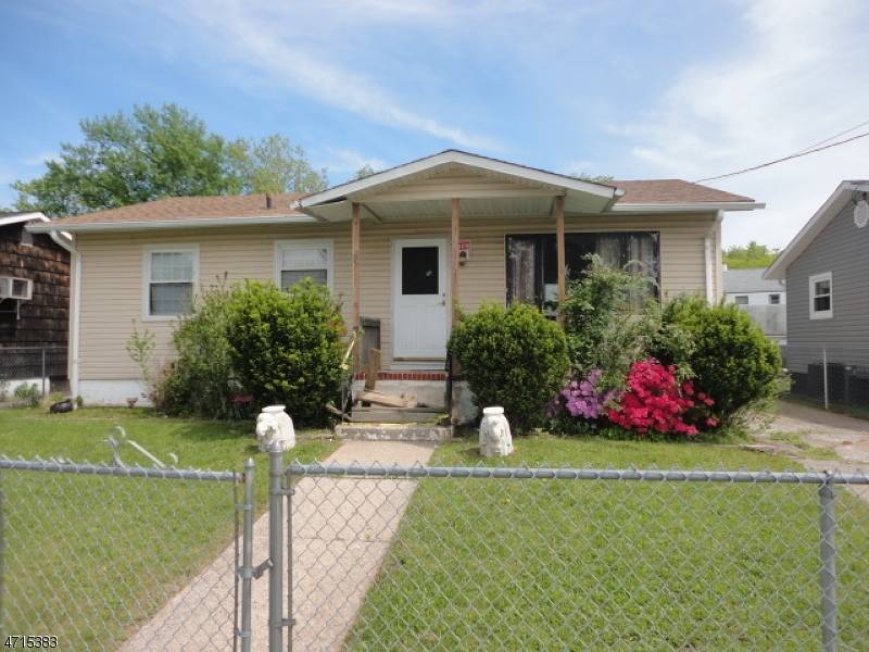 8 High St, Carteret Boro, NJ 07008