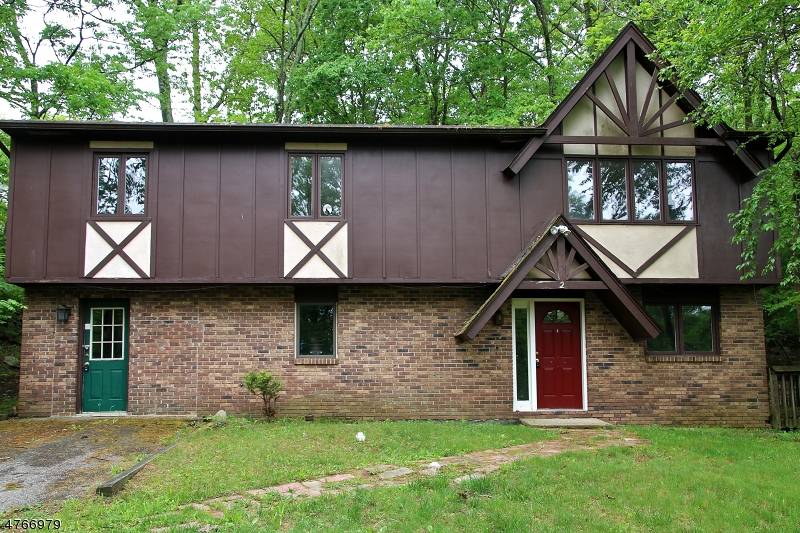 2 Nebraska Trl, Hopatcong Boro, NJ 07843