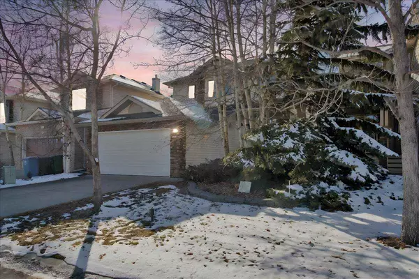 132 Westpoint GDNS Southwest, Calgary, AB T3H 4M5