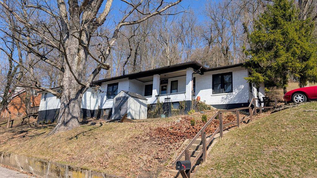 20 Fairfax Dr, Wheeling, WV 26003