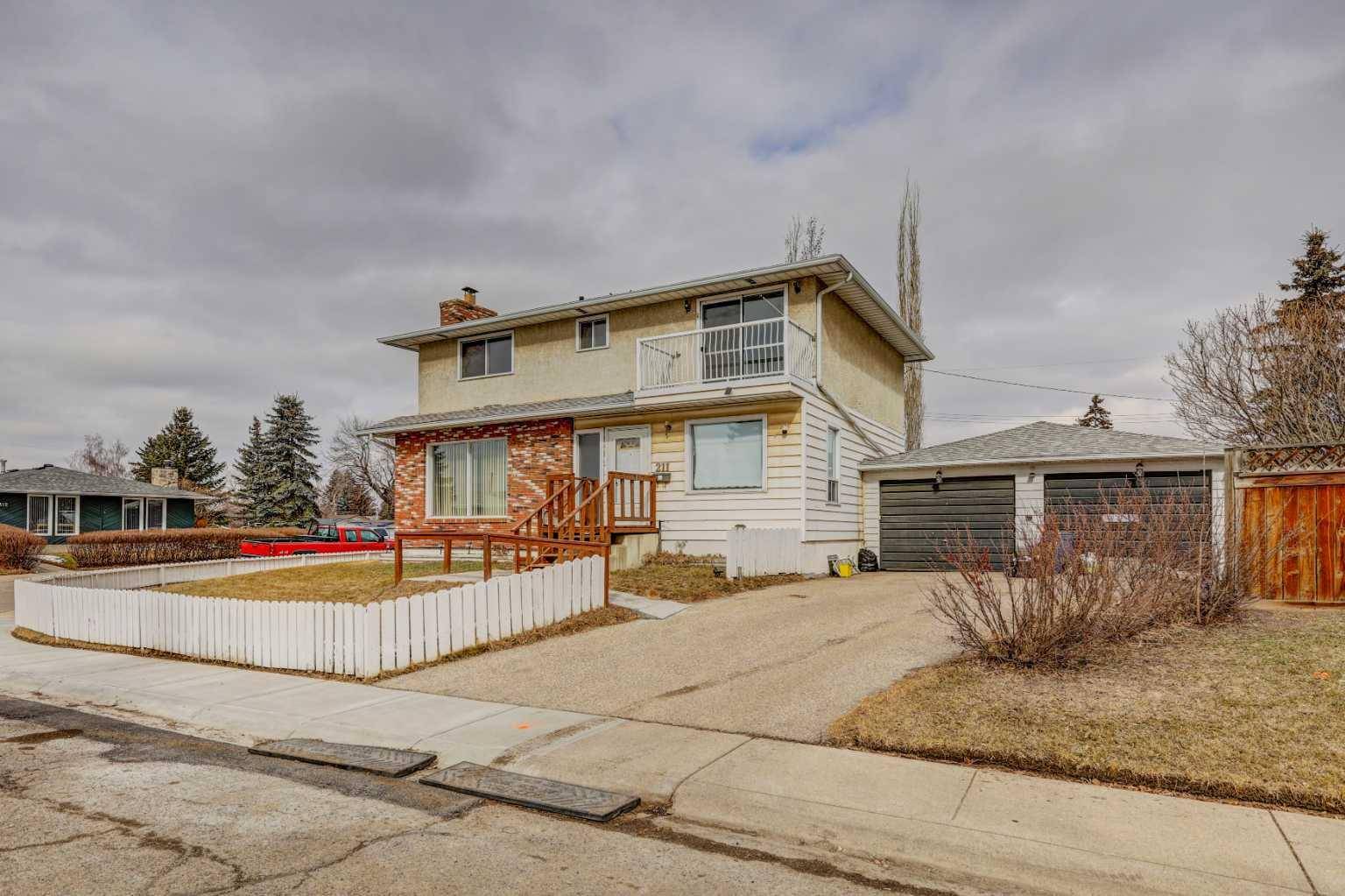 Calgary, AB T2B 2C5,211 Dover Ridge Close