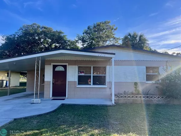 2203 Avenue Q, Fort Pierce, FL 34950