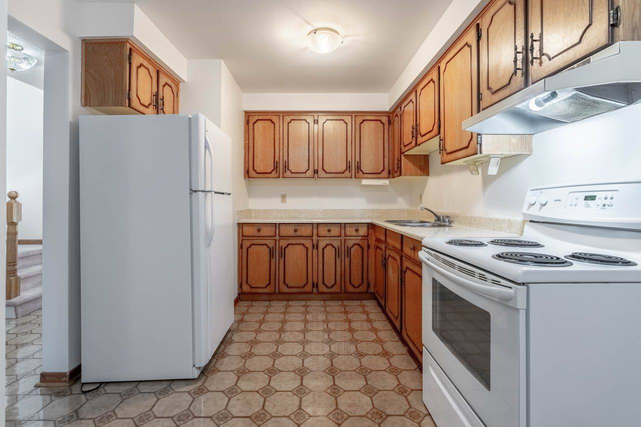 Mississauga, ON L4Y 4E6,879 Riley CT