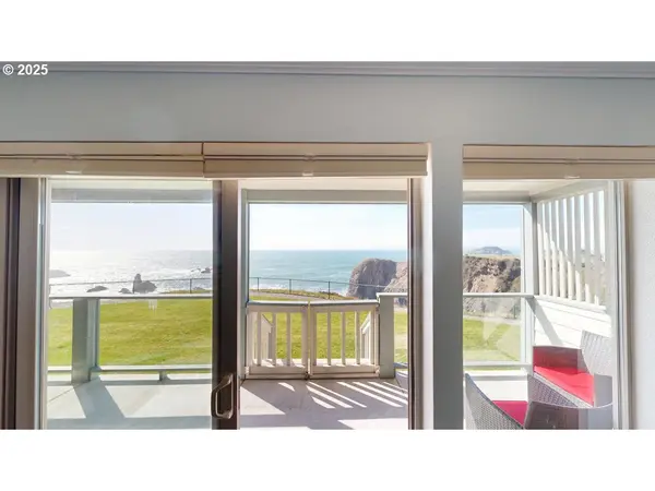 Brookings, OR 97415,1303 MOORE ST #102