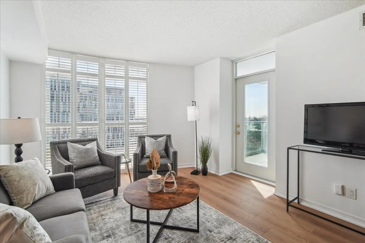 Brampton, ON L6X 0T6,9 George ST N #706