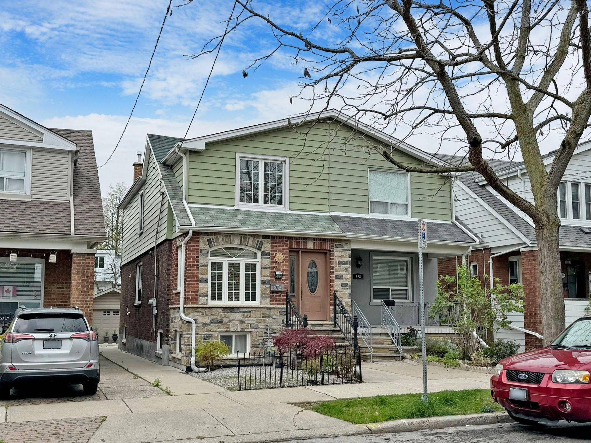 526 Milverton BLVD, Toronto E03, ON M4C 1X5