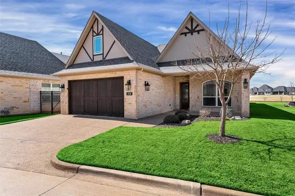 2526 Vineyard Drive, Granbury, TX 76048