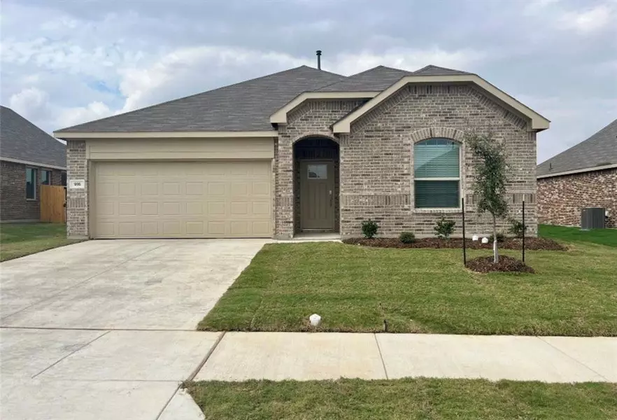 916 High Noon Drive, Fort Worth, TX 76052