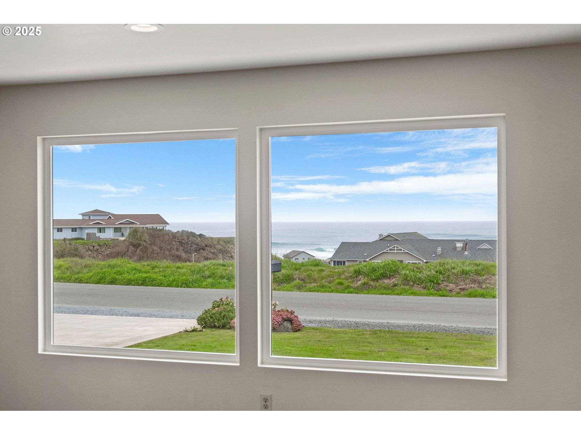 Bandon, OR 97411,975 OCEAN DR SW