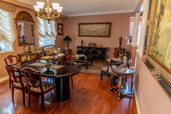 Vaughan, ON L4J 8P4,8 Pico CRES