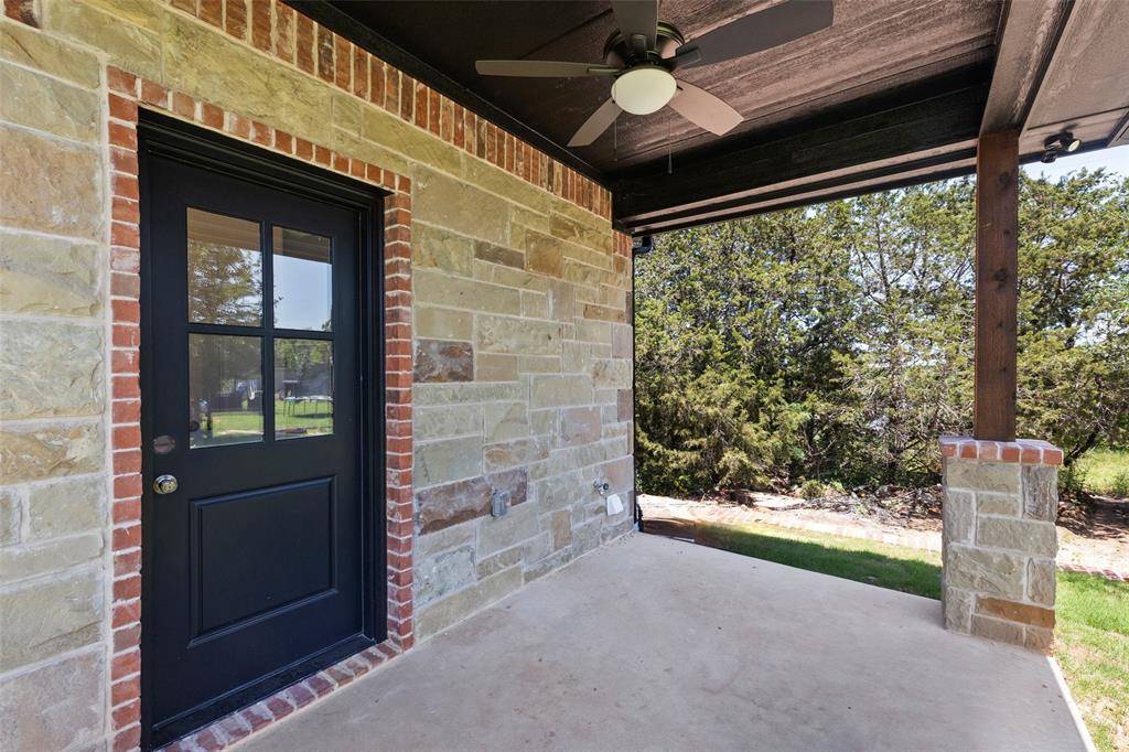 801 Comanche Cove Drive, Granbury, TX 76048