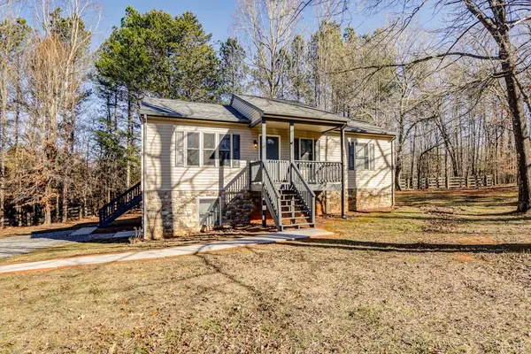 2120 Eagle Point RD, Huddleston, VA 24104