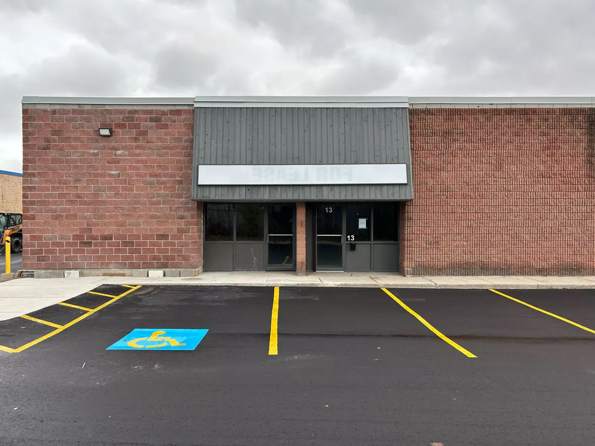 London South, ON N6E 1K7,96 BESSEMER CT #13-14