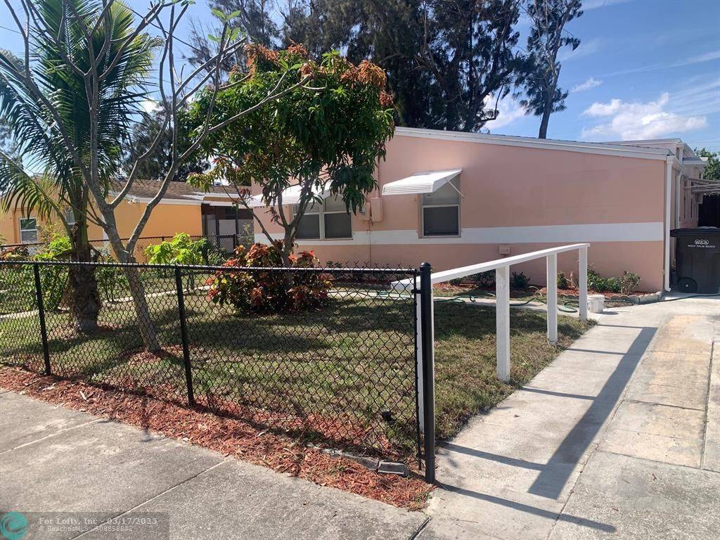 5701 Pinewood Ave, West Palm Beach, FL 33407