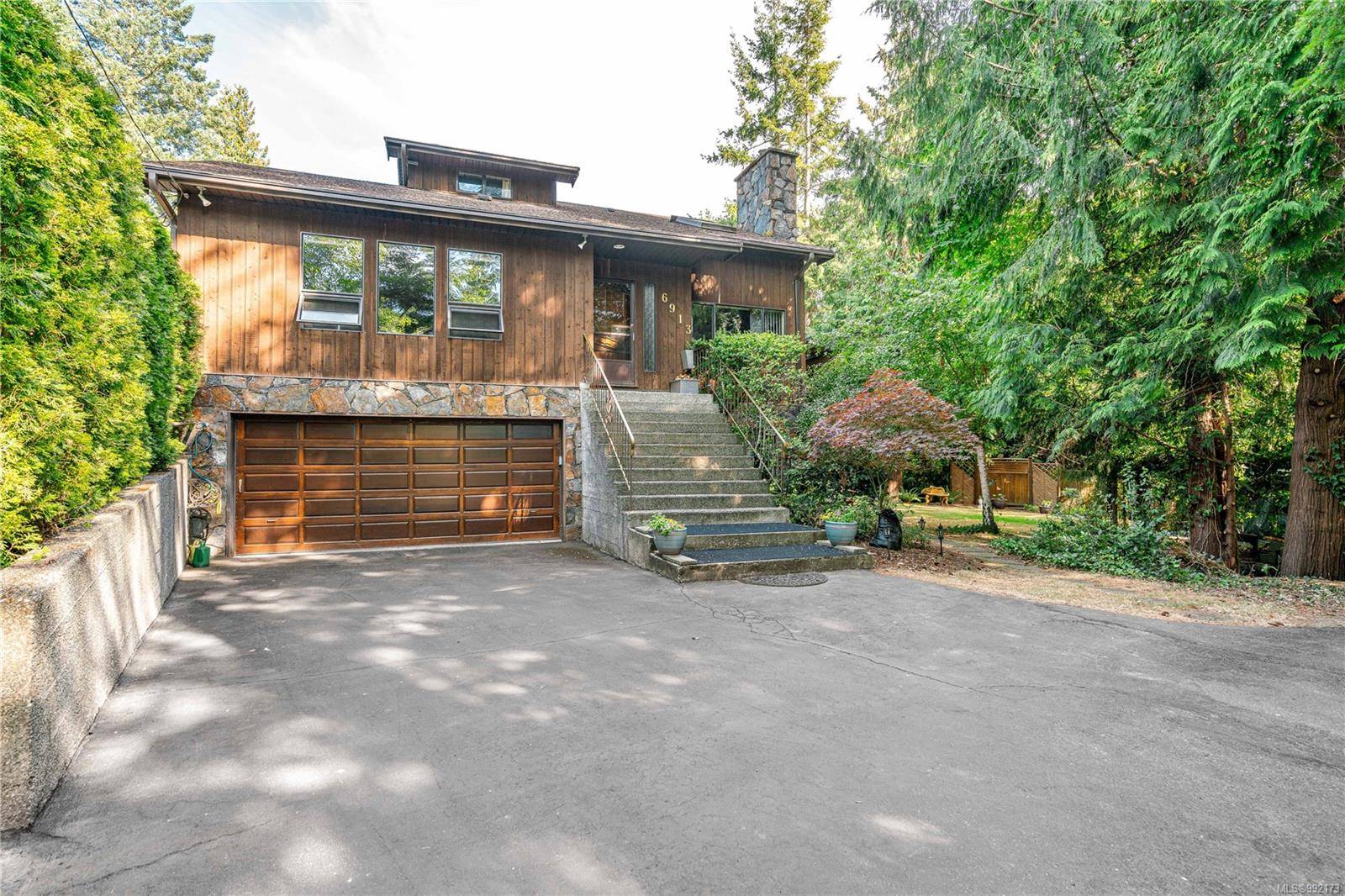 6913 Hagan Rd, Central Saanich, BC V8M 1B2