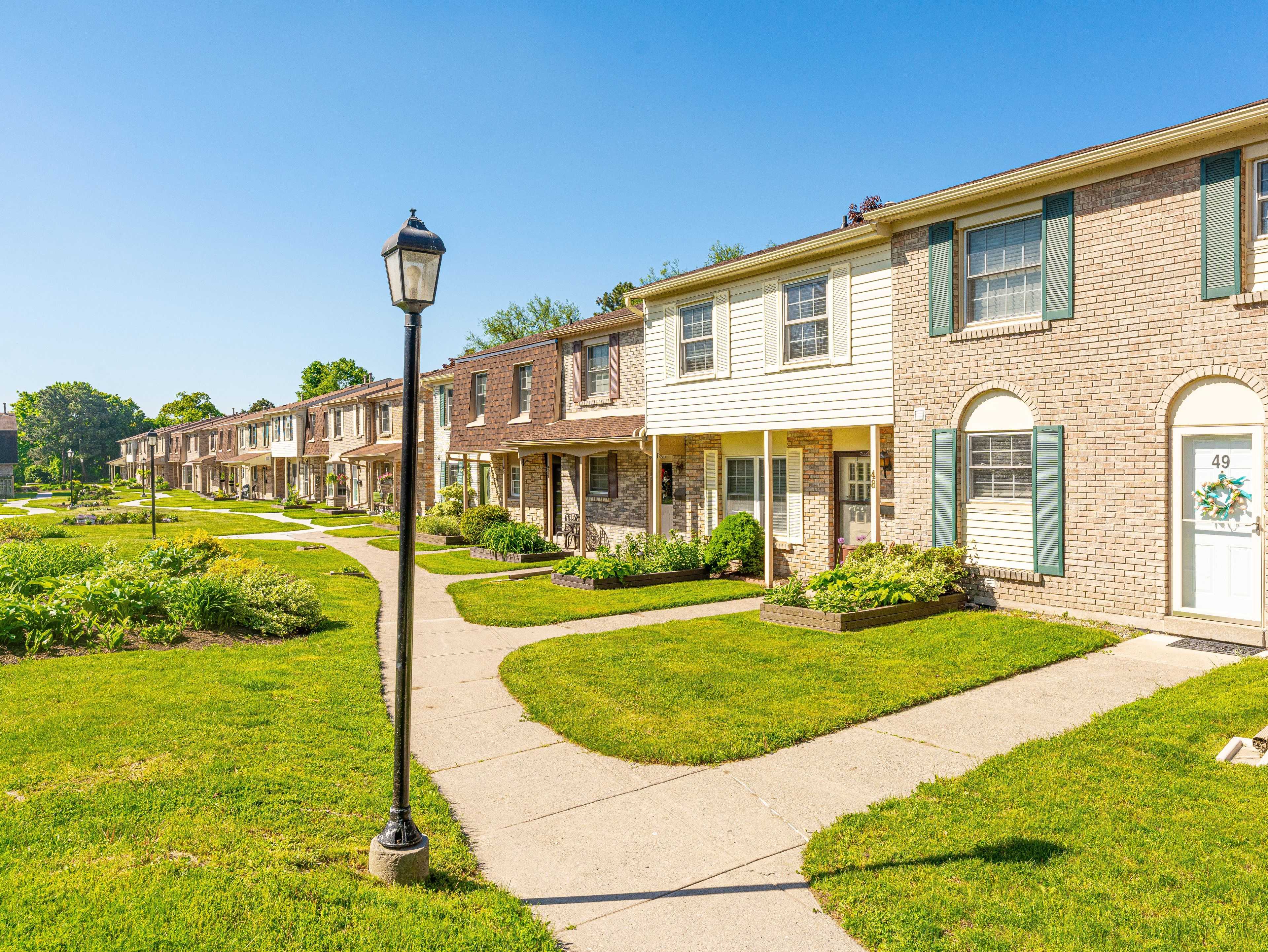Pickering, ON L1W 3B7,580 Eyer DR #48