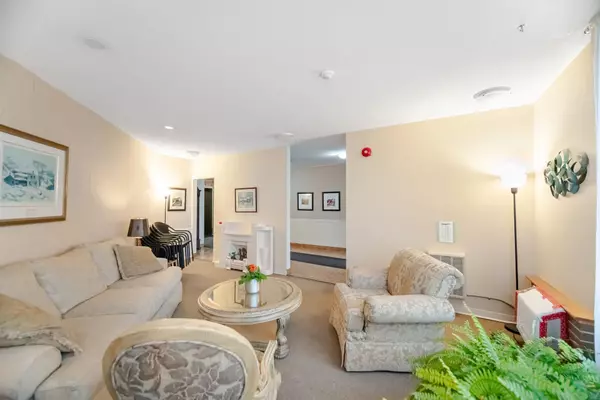 Hamilton, ON L8V 1A1,166 Mountain Park AVE #201
