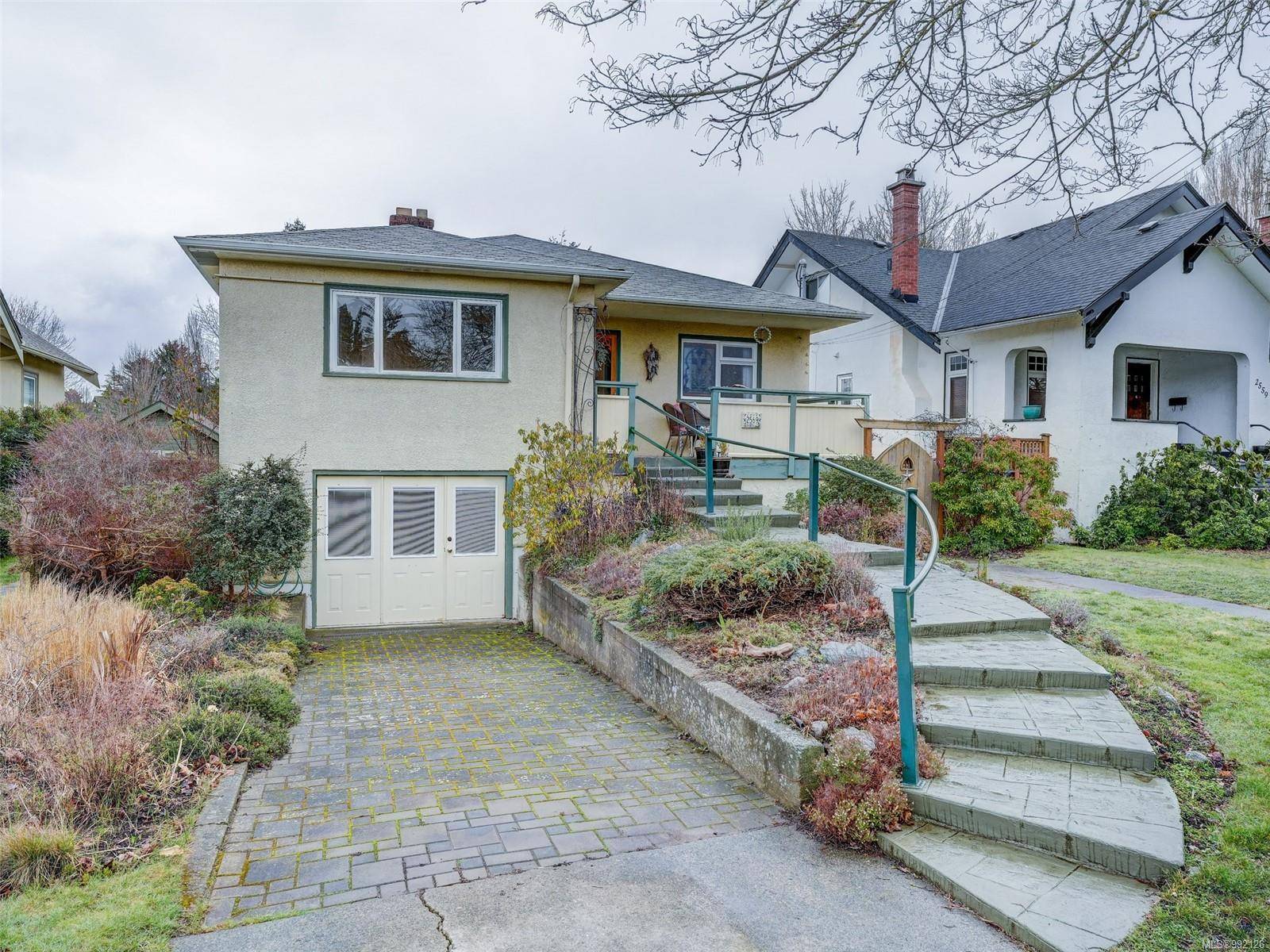 2569 Cranmore Rd, Oak Bay, BC V8R 1Z9