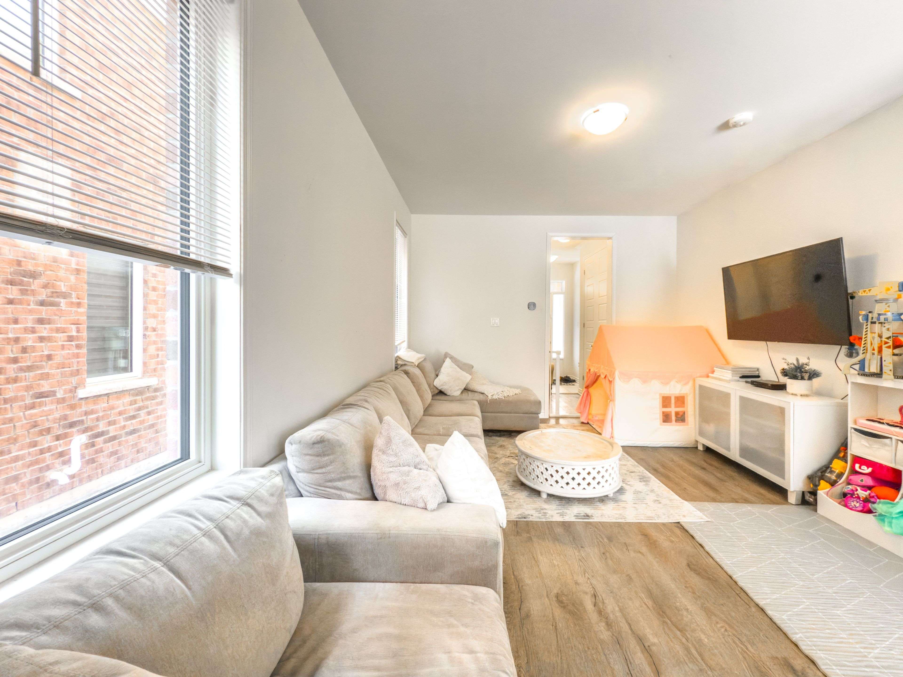 Milton, ON L9E 1R7,888 Sumac CRES