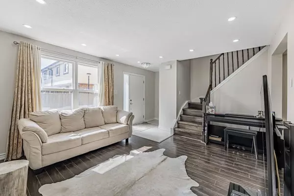 Pickering, ON L1W 3B8,1230 Radom ST N #18