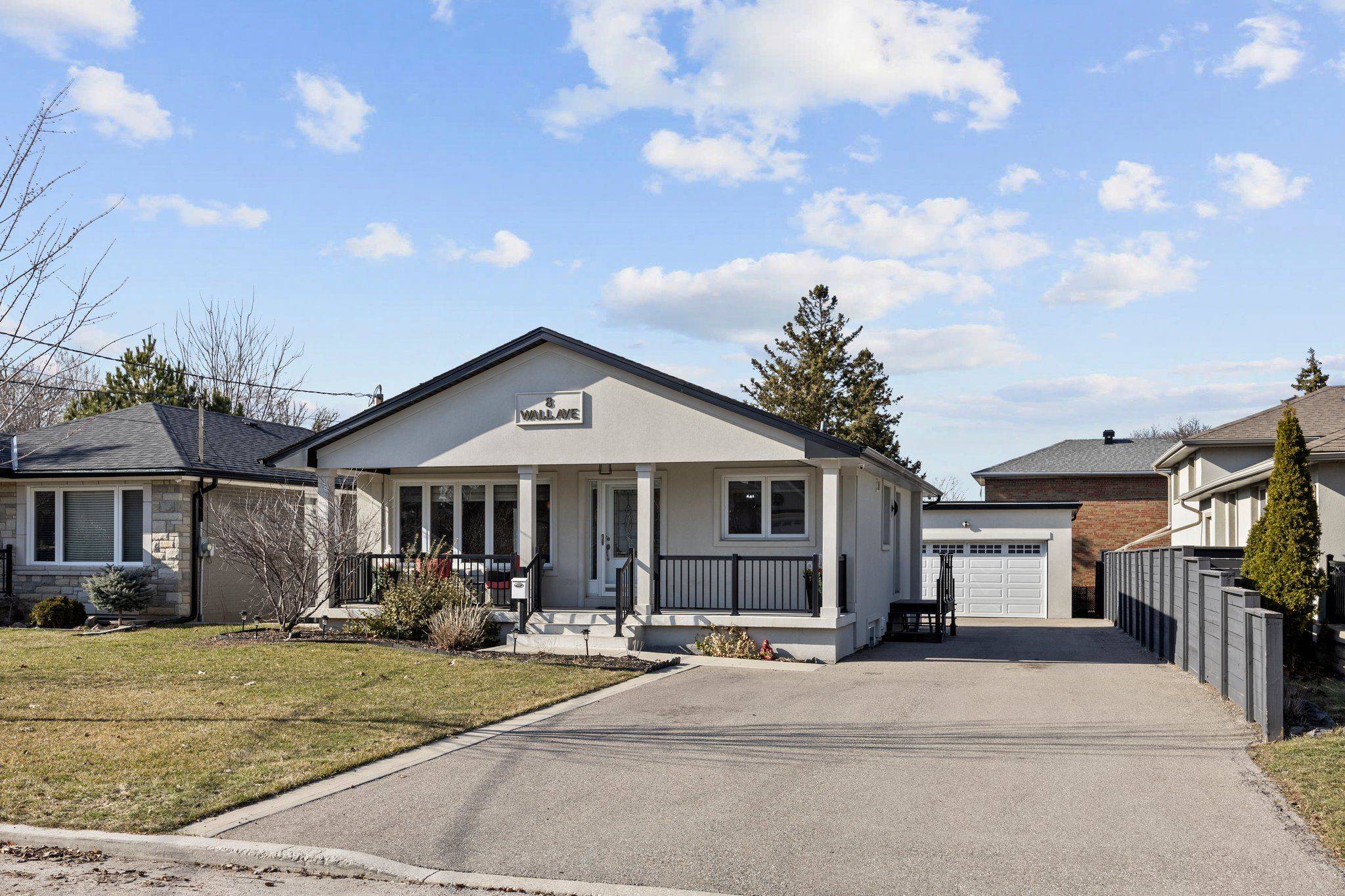 8 Wall AVE N,  Toronto W04,  ON M6N 2N5