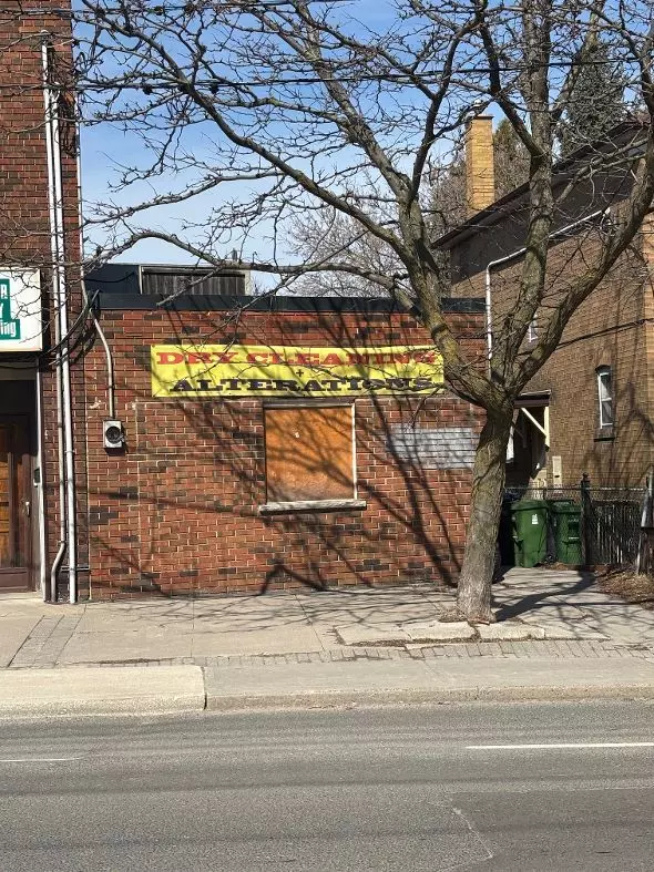 389 Vaughan RD, Toronto C03, ON M6C 2N8