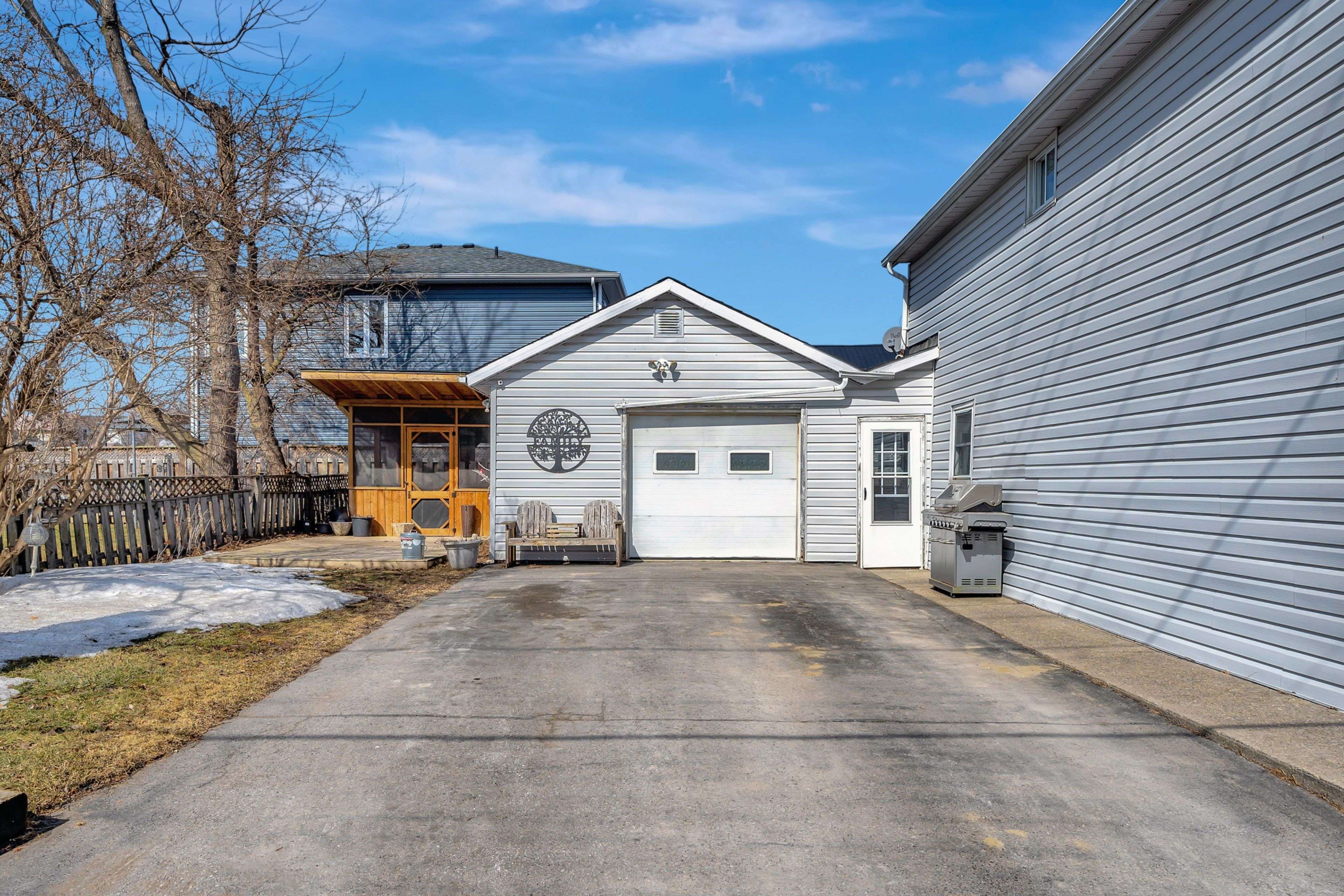Belleville, ON K8N 1A8,66 St Paul ST