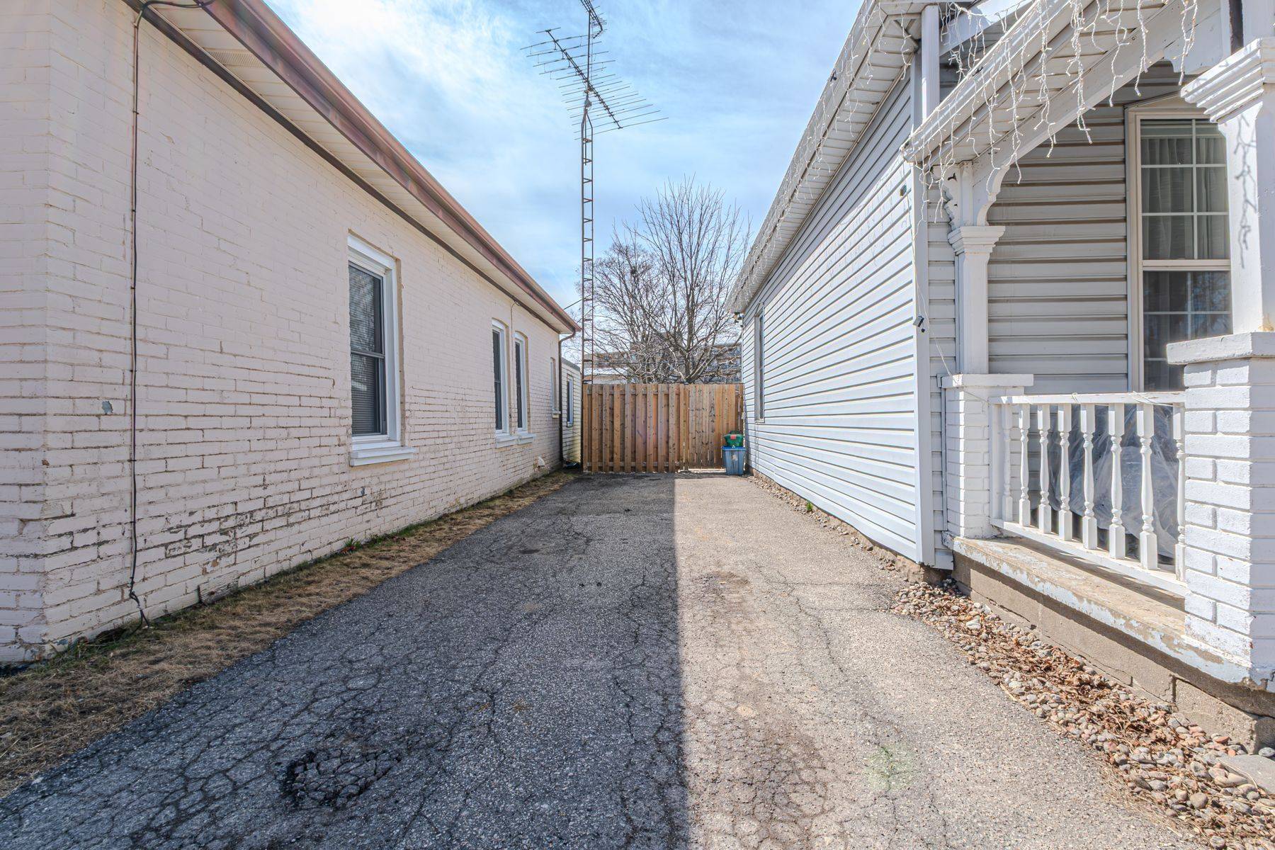 Brant, ON N3R 1A7,42 Lawrence ST