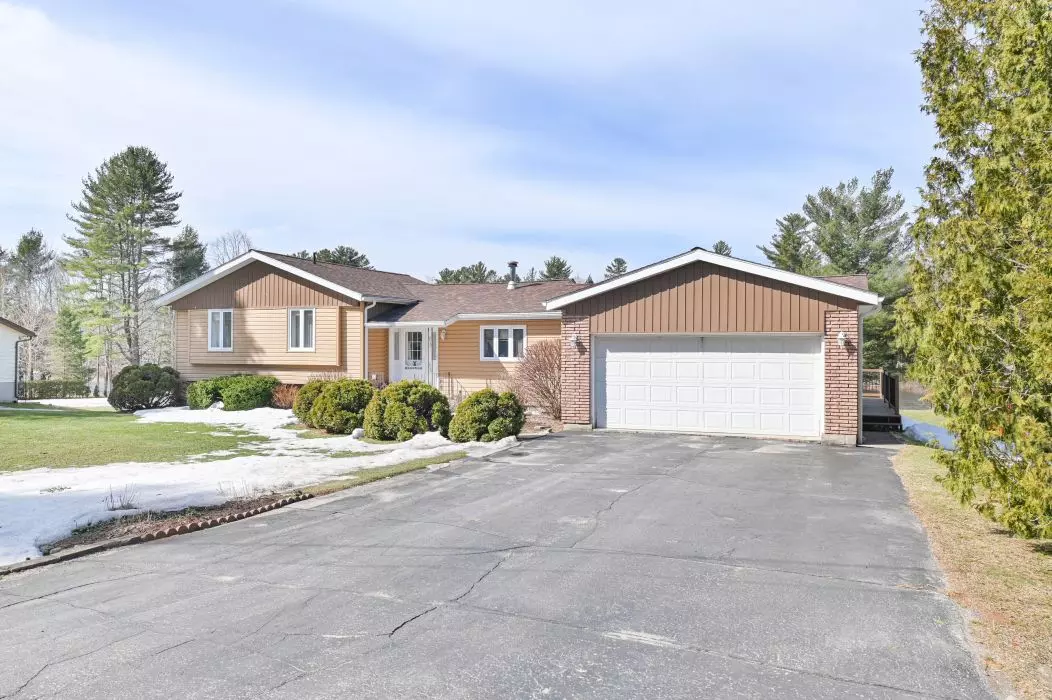 Addington Highlands, ON K0H 1P0,74 Pineview DR