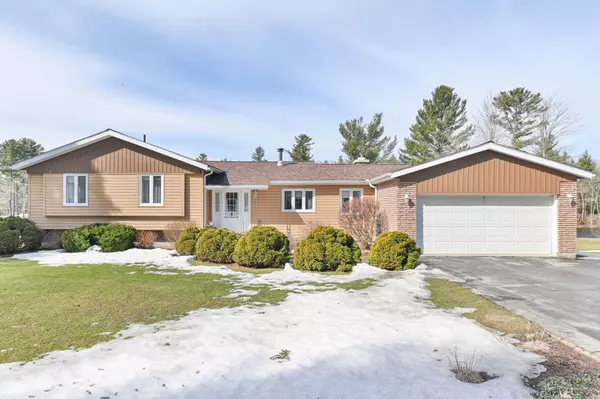 Addington Highlands, ON K0H 1P0,74 Pineview DR