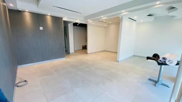 Mississauga, ON L4W 0G4,5250 Solar DR #9