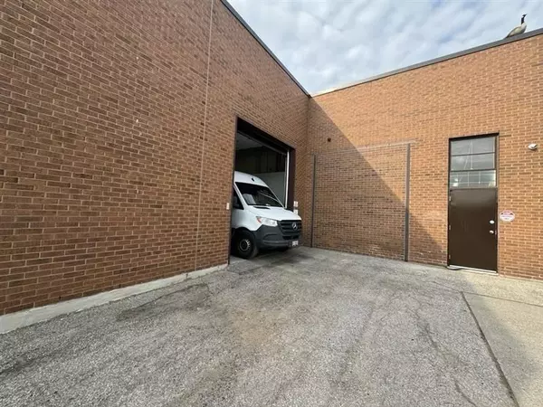 Brampton, ON L7A 1A4,25-35 Van Kirk DR #15-17