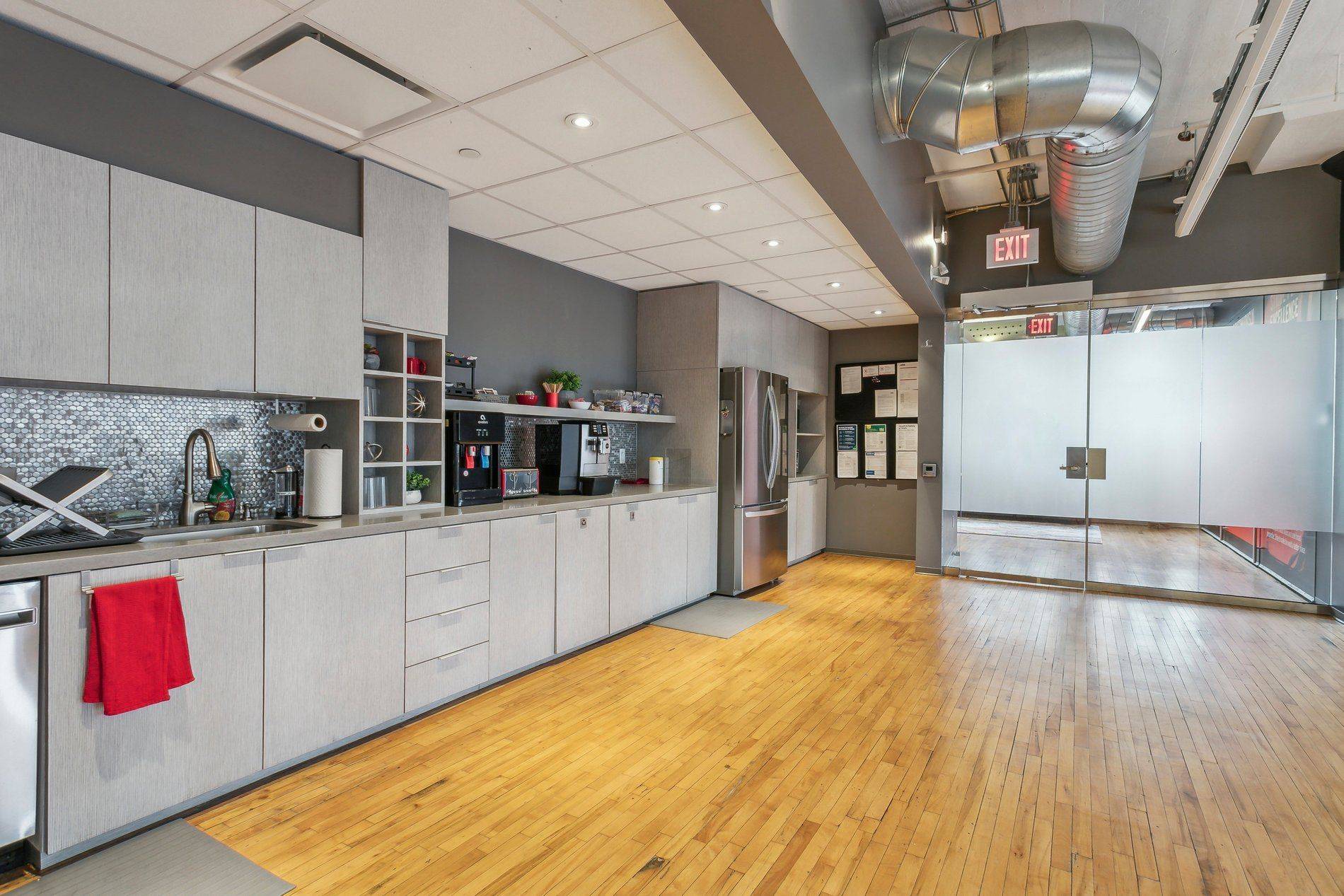 Toronto C01, ON M5V 2K4,110 Spadina AVE #900
