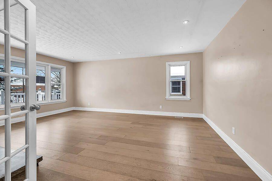 Hamilton, ON L8T 4J8,105 Kings Forest DR