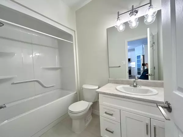 Belleville, ON K8N 4Z5,99 Cloverleaf DR #4