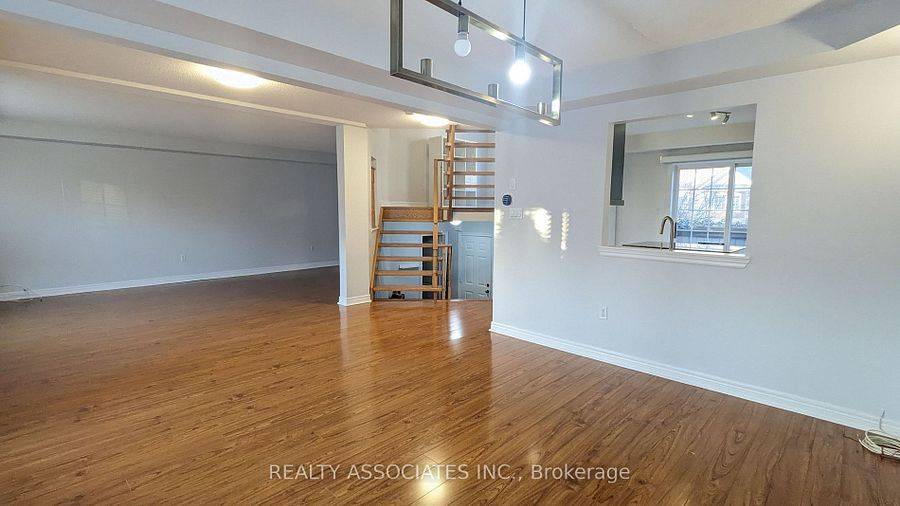 Mississauga, ON L5B 4L5,199 Hillcrest AVE #38