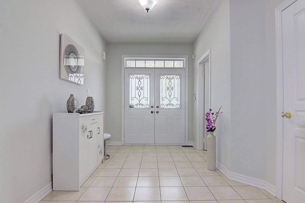 Newmarket, ON L3X 0A8,881 Memorial CIR