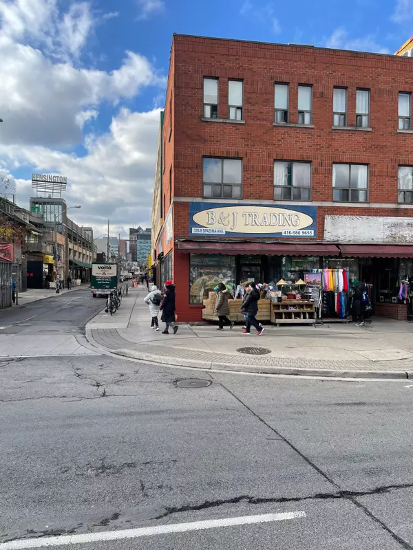 Toronto C01, ON M5T 2G5,376-378 Spadina AVE