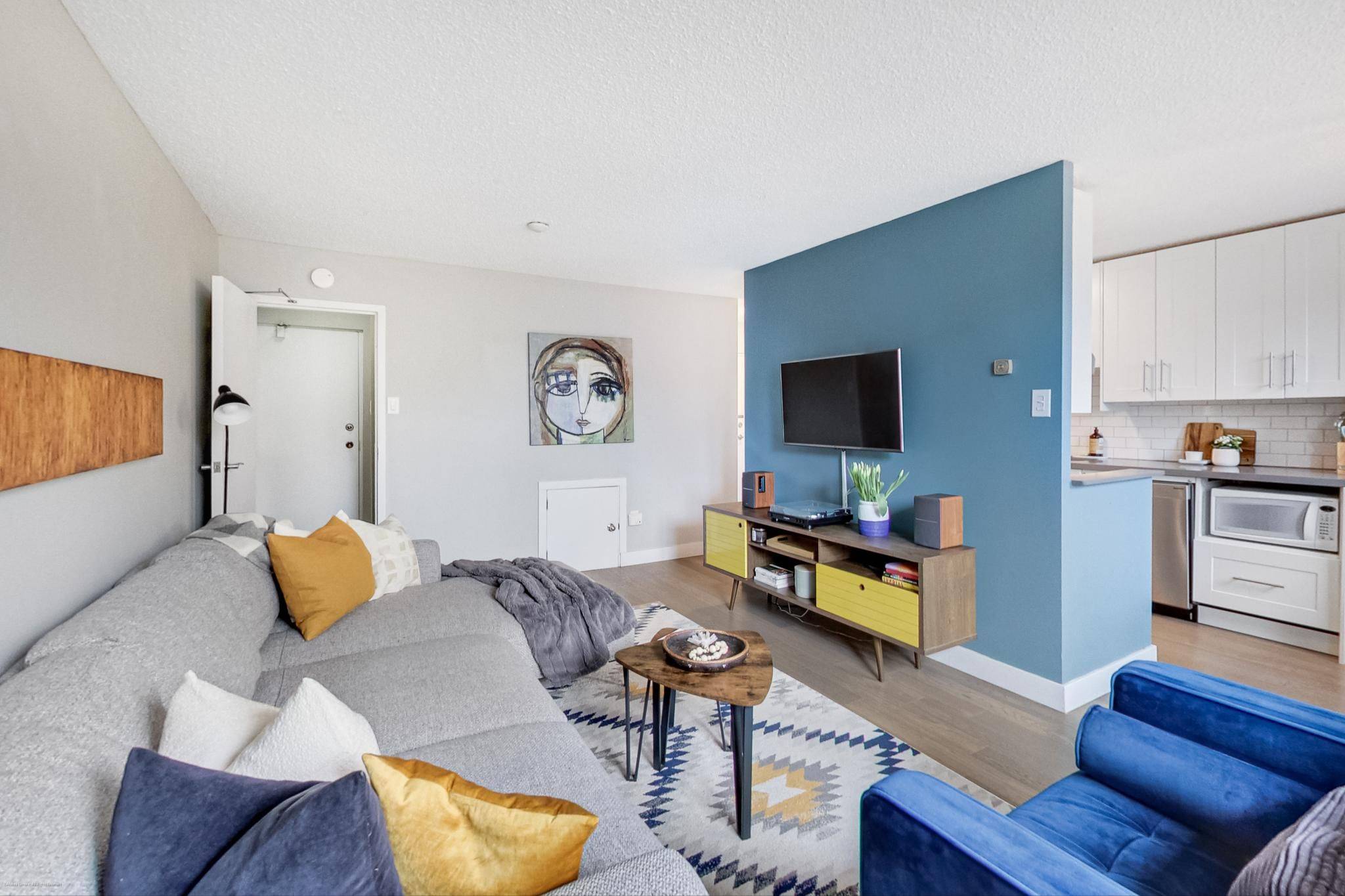 Toronto E03, ON M4C 4C2,1071 Woodbine AVE #107