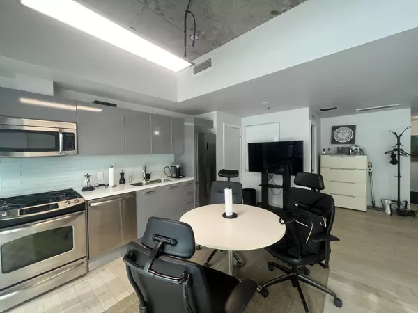 Toronto E01, ON M4M 0A5,1201 Dundas ST E #209
