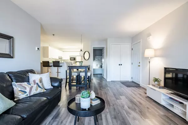 Burlington, ON L7M 4C4,2040 Cleaver AVE #318