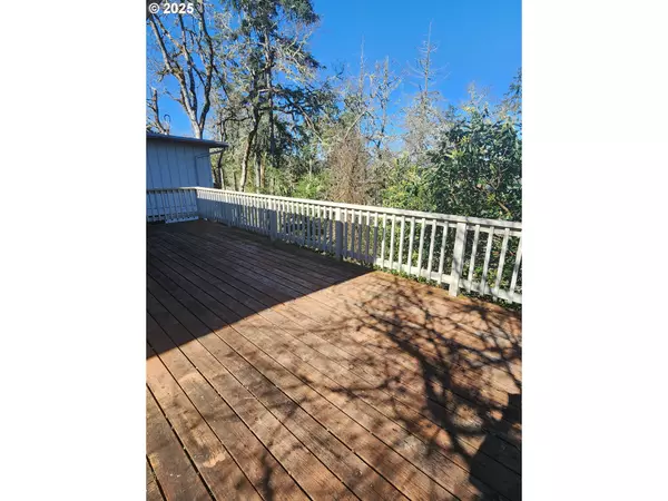 Roseburg, OR 97470,810 SE SUMMIT DR