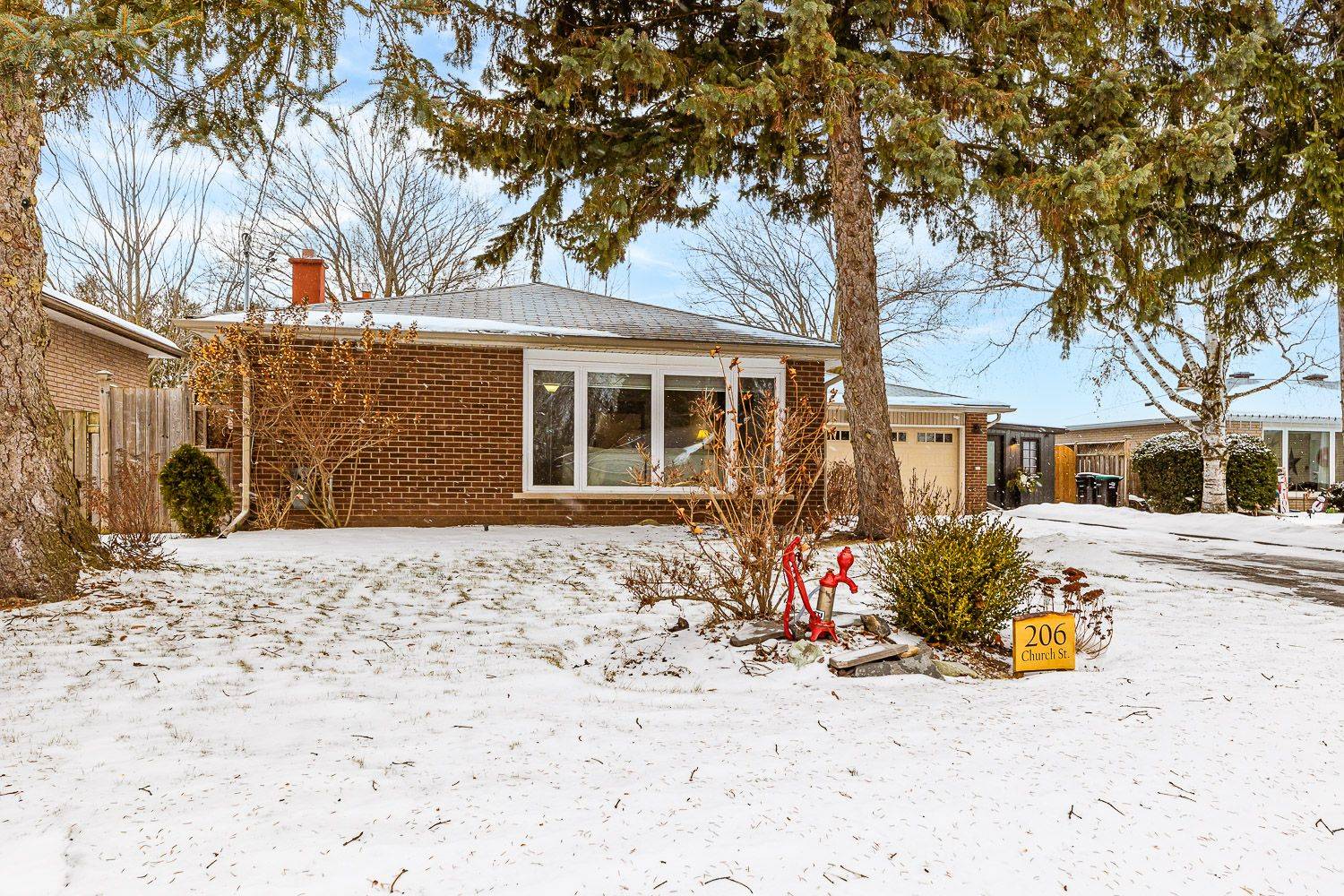 Bradford West Gwillimbury, ON L3Z 1R2,206 Church ST
